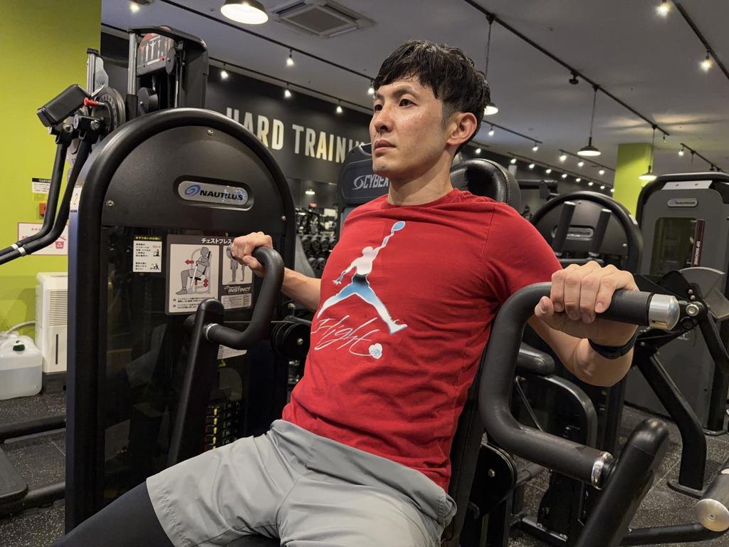 胸まわりを引き上げる「チェストプレス」